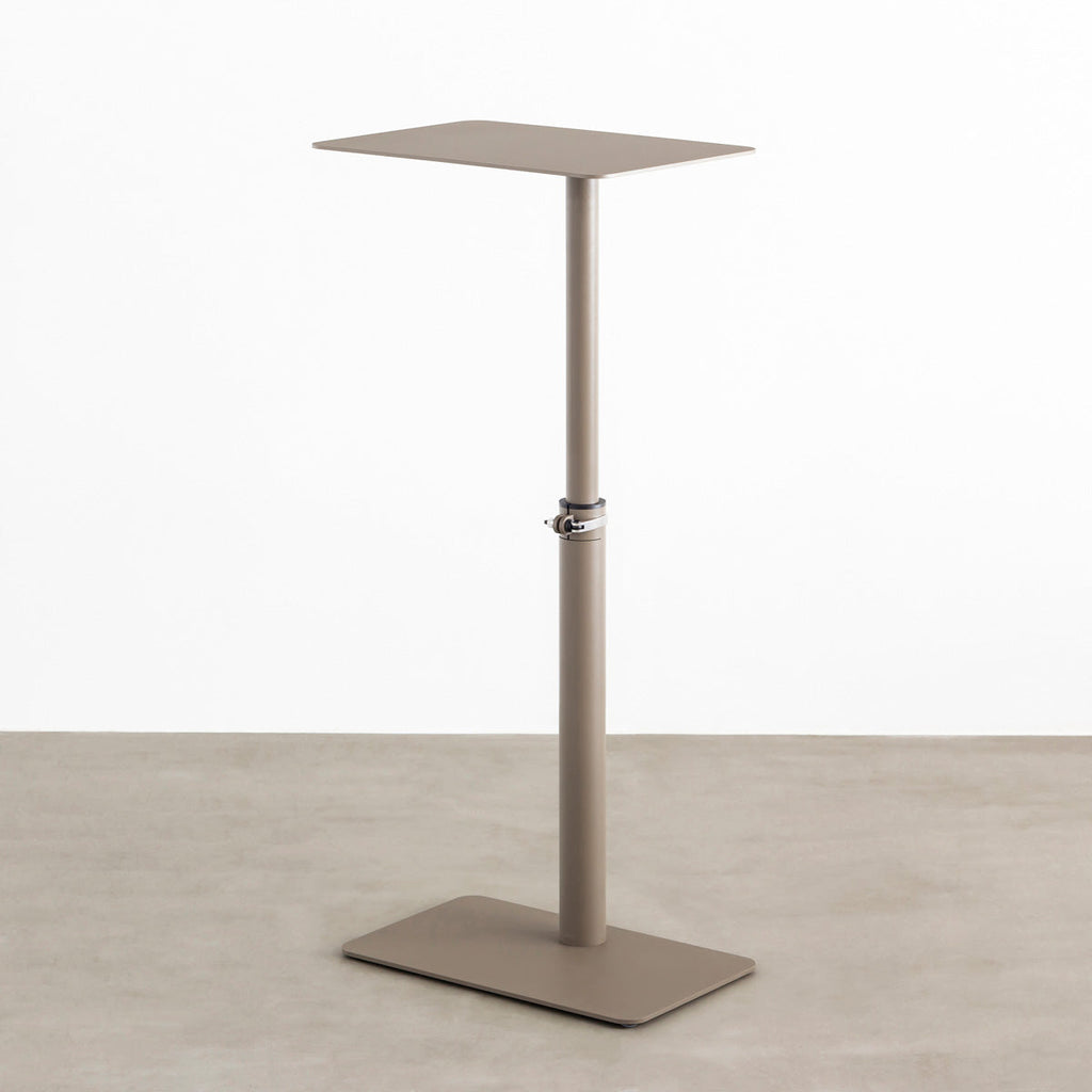 自由に高さを変えられる、シンプルでミニマルなベージュグレー昇降サイドテーブル（最大上昇時）