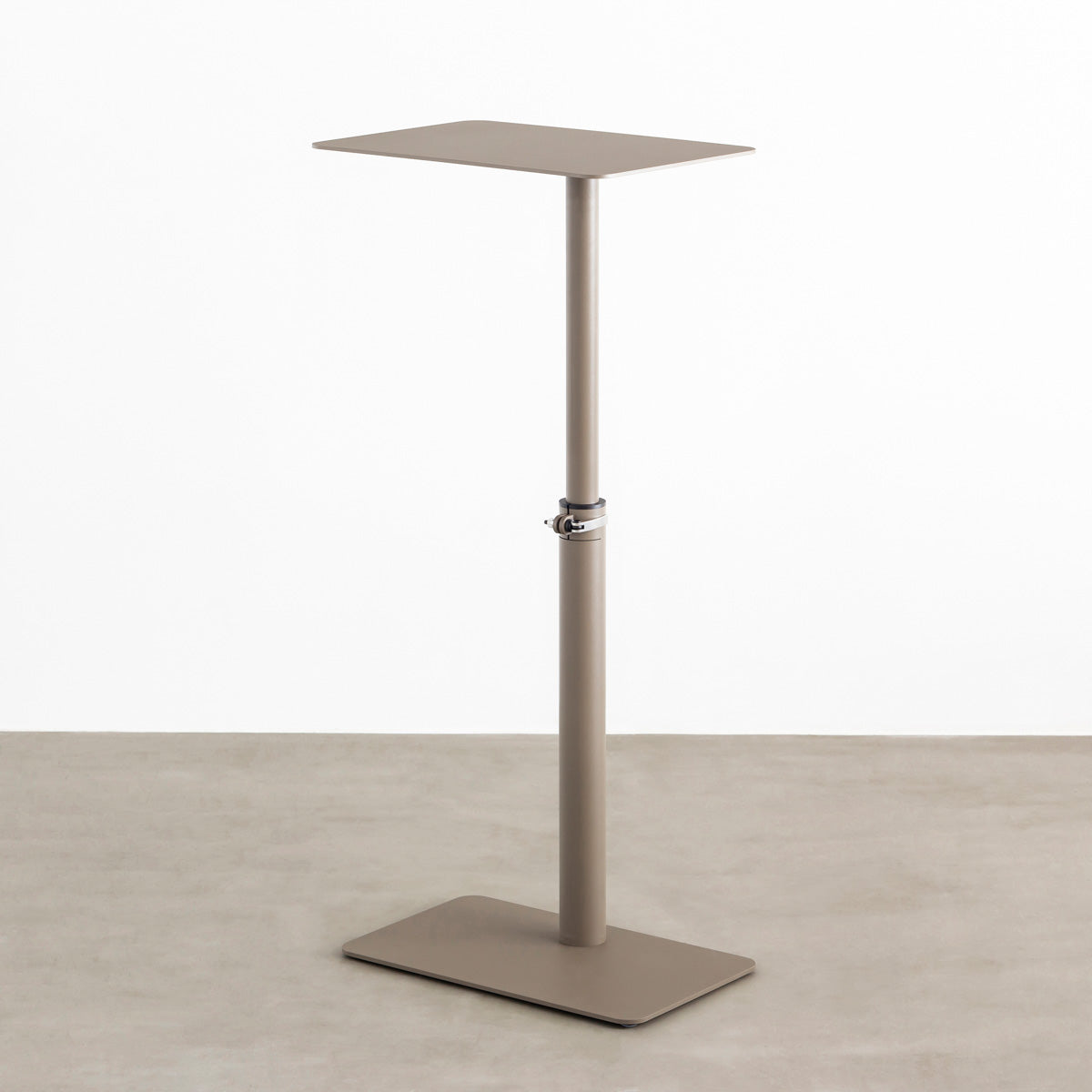 自由に高さを変えられる、シンプルでミニマルなベージュグレー昇降サイドテーブル（最大上昇時）
