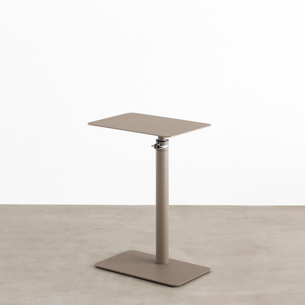 自由に高さを変えられる、シンプルでミニマルなベージュグレー昇降サイドテーブル