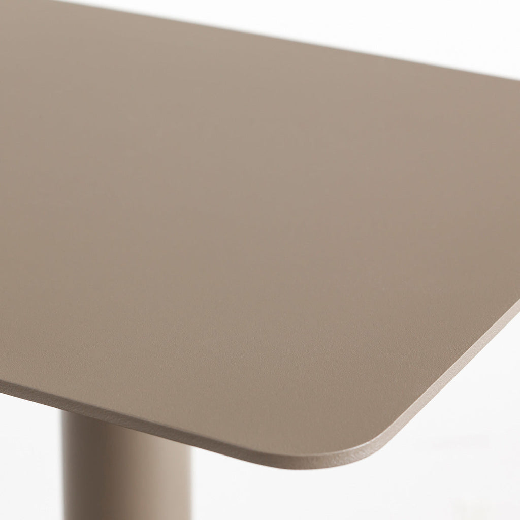 自由に高さを変えられる、シンプルでミニマルなベージュグレー昇降サイドテーブル（天板拡大）