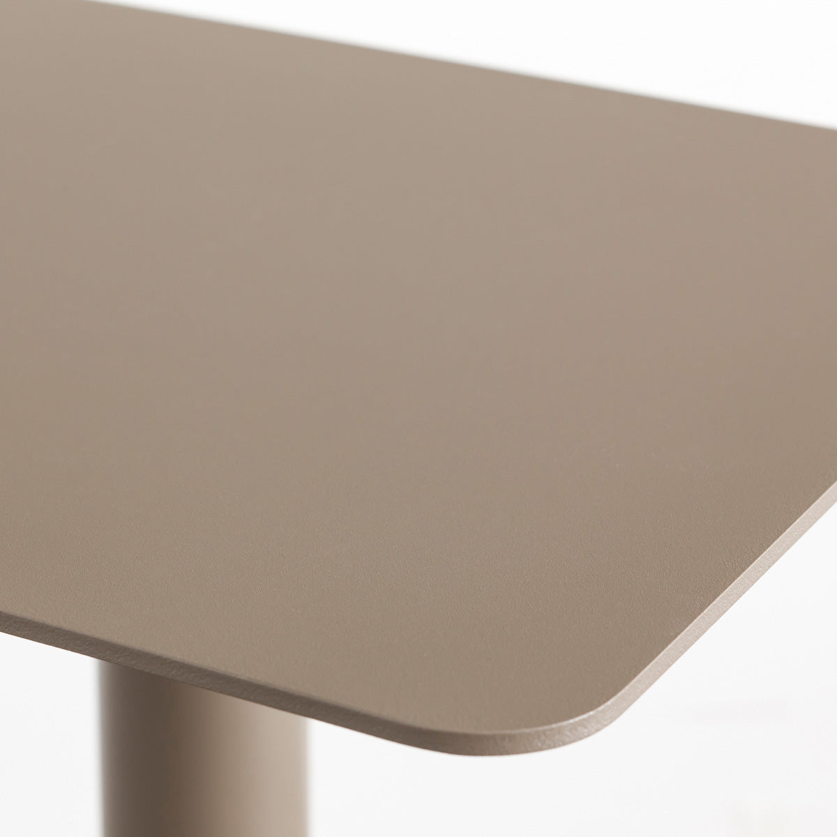 自由に高さを変えられる、シンプルでミニマルなベージュグレー昇降サイドテーブル（天板拡大）