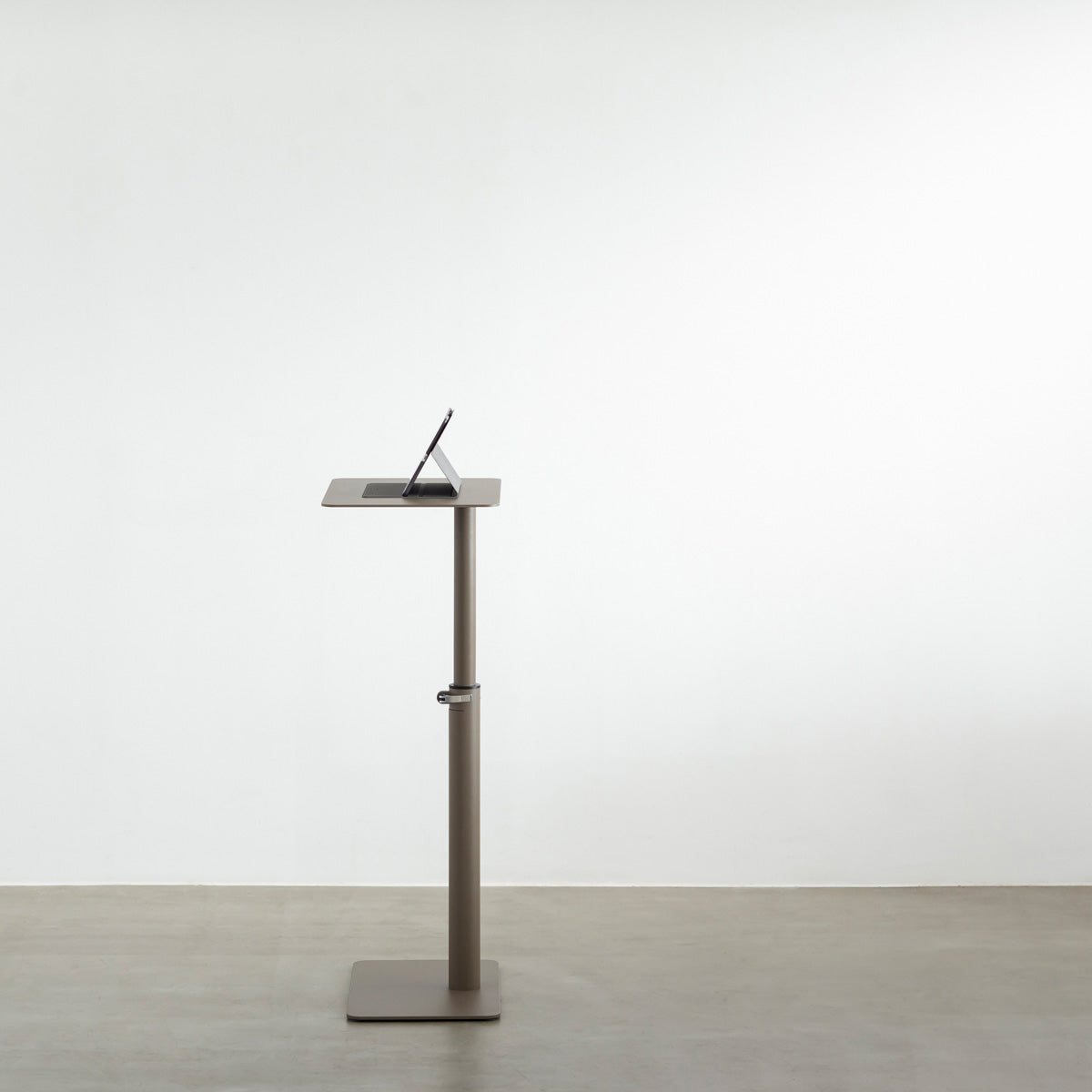 自由に高さを変えられる、シンプルでミニマルなリードグリーン昇降サイドテーブルの使用例2