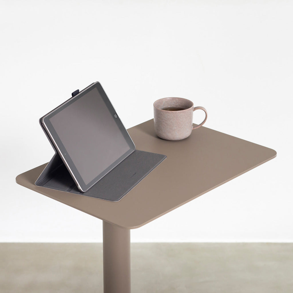 自由に高さを変えられる、シンプルでミニマルなリードグリーン昇降サイドテーブルの使用例3