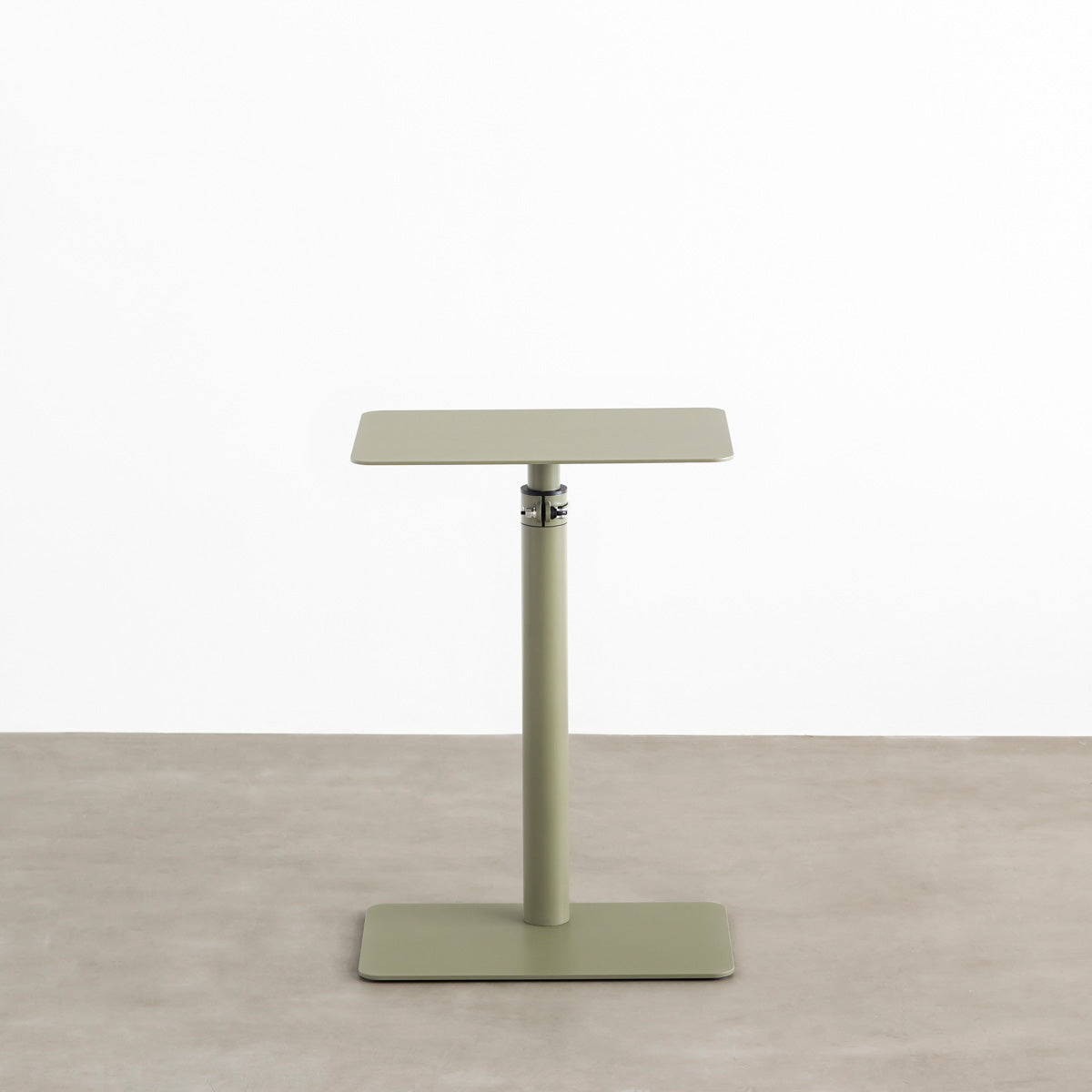 自由に高さを変えられる、シンプルでミニマルなリードグリーン昇降サイドテーブル（正面）