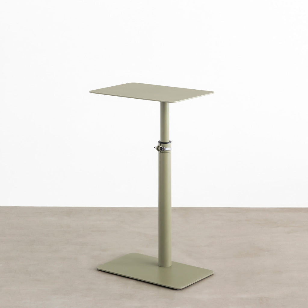 自由に高さを変えられる、シンプルでミニマルなリードグリーン昇降サイドテーブル（上昇時）