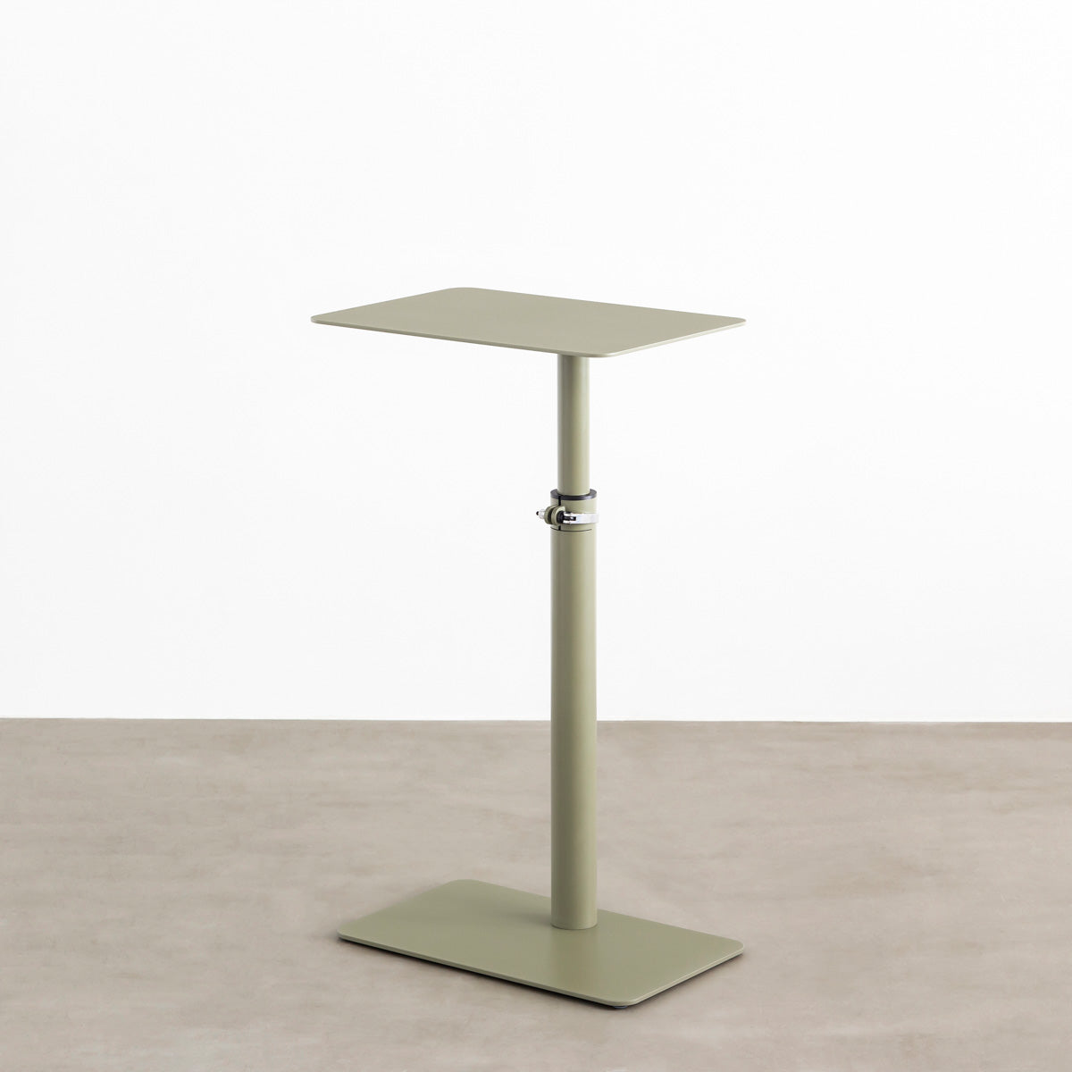 自由に高さを変えられる、シンプルでミニマルなリードグリーン昇降サイドテーブル（上昇時）