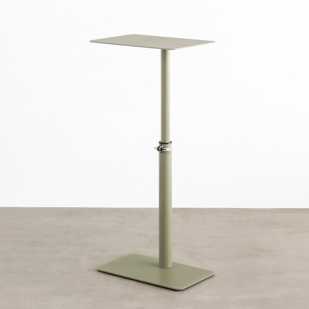 自由に高さを変えられる、シンプルでミニマルなリードグリーン昇降サイドテーブル（最大上昇時）
