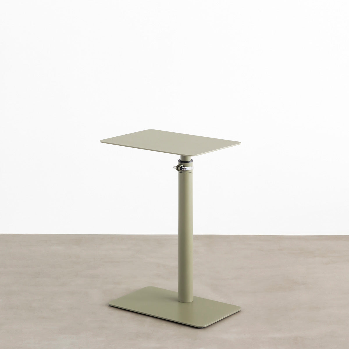 自由に高さを変えられる、シンプルでミニマルなリードグリーン昇降サイドテーブル
