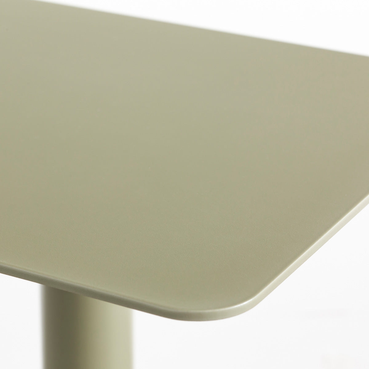 自由に高さを変えられる、シンプルでミニマルなリードグリーン昇降サイドテーブル（天板拡大）