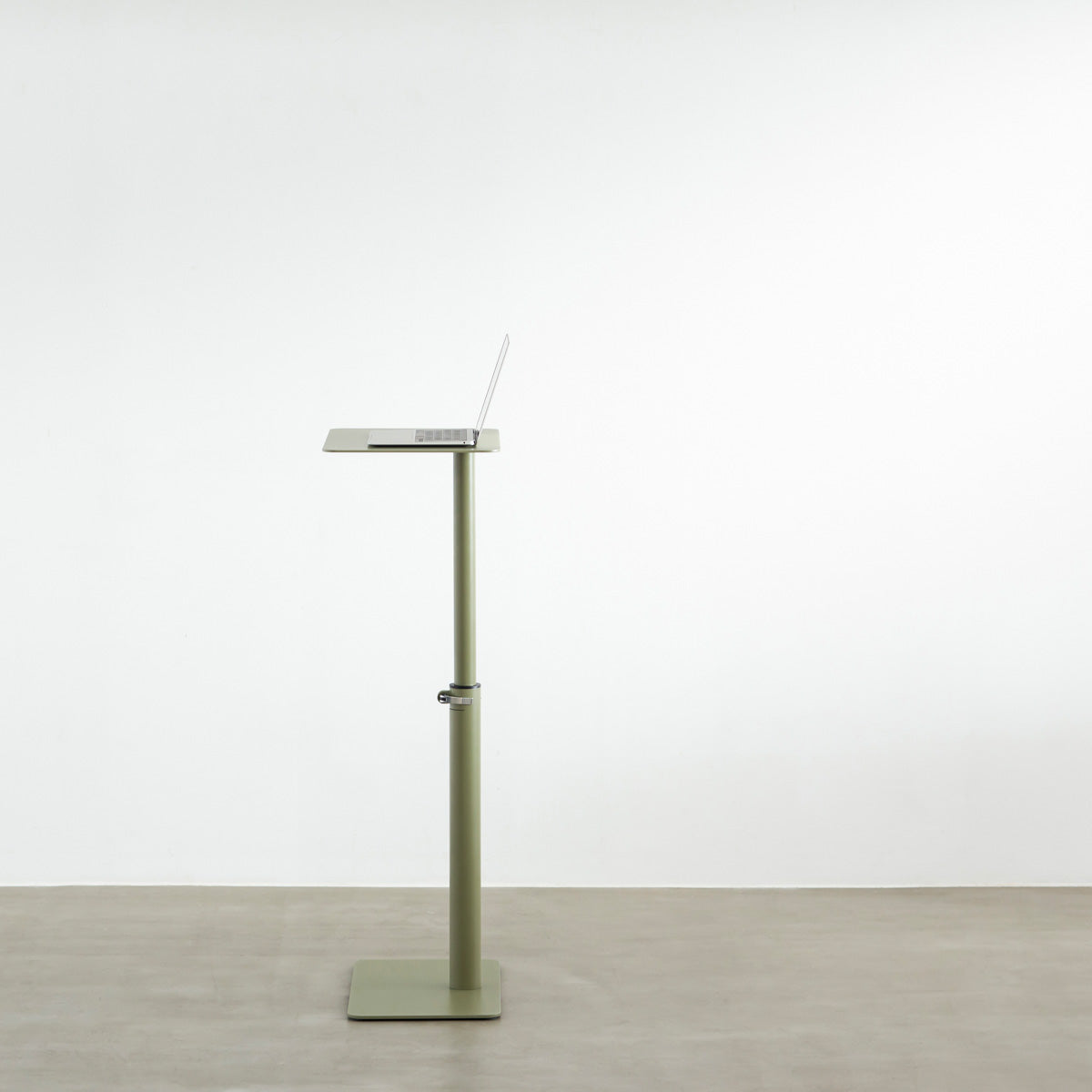 自由に高さを変えられる、シンプルでミニマルなリードグリーン昇降サイドテーブルの使用例1