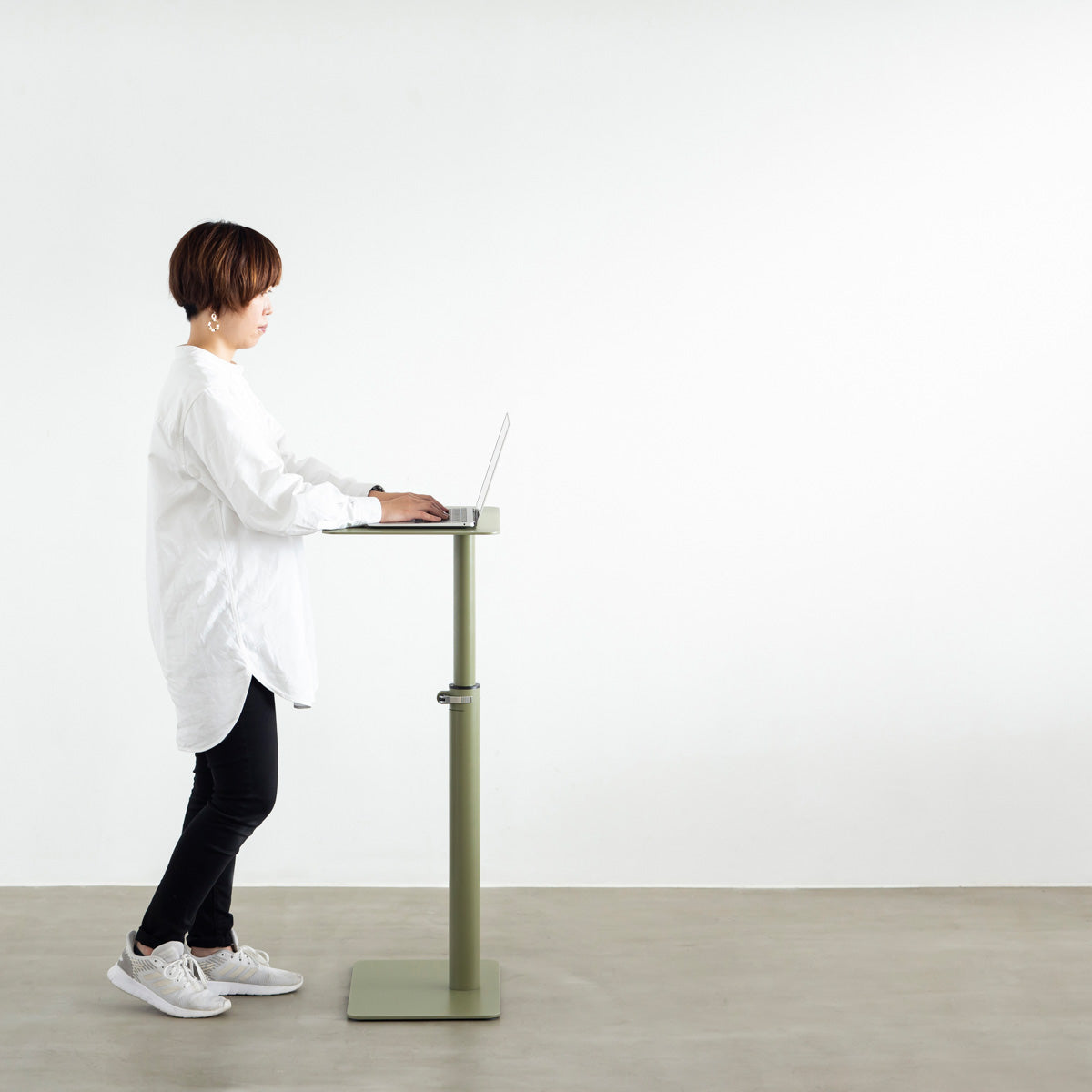 自由に高さを変えられる、シンプルでミニマルなリードグリーン昇降サイドテーブルの使用例2