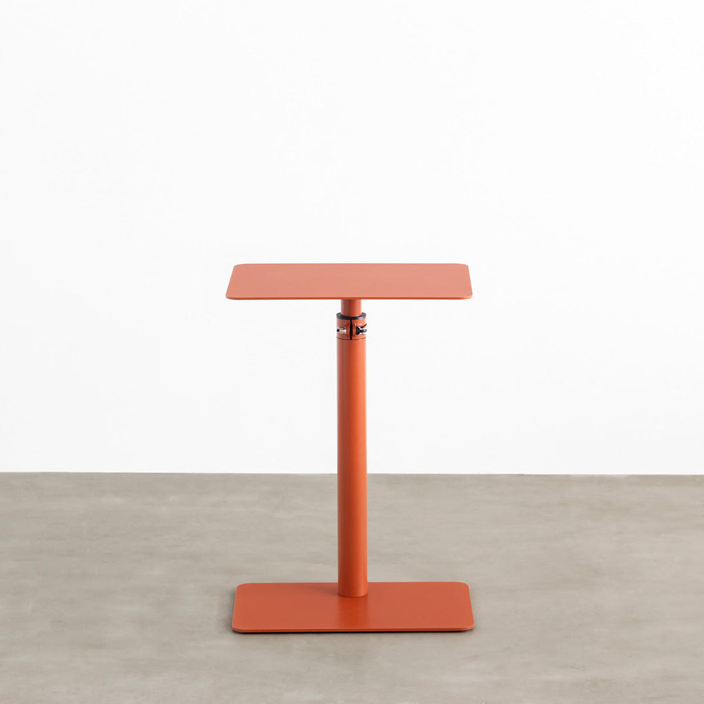 自由に高さを変えられる、シンプルでミニマルなテラコッタ昇降サイドテーブル(正面)