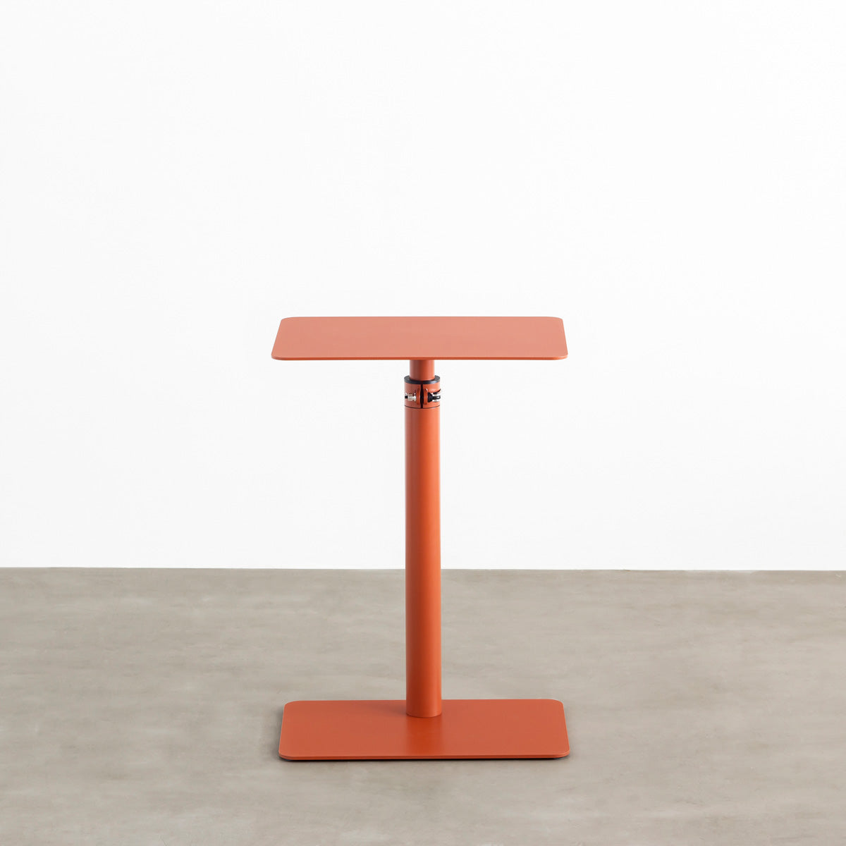 自由に高さを変えられる、シンプルでミニマルなテラコッタ昇降サイドテーブル(正面)