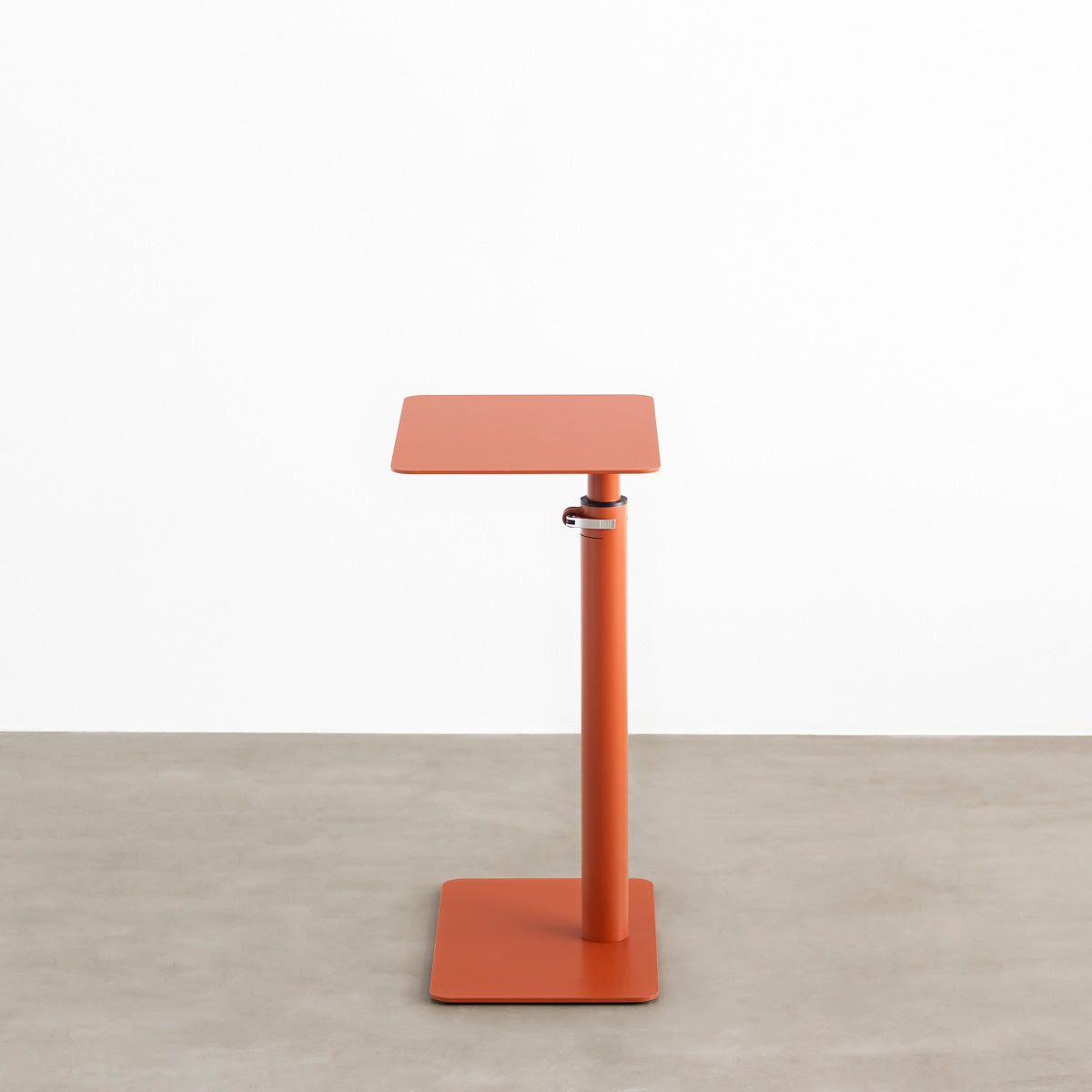 自由に高さを変えられる、シンプルでミニマルなテラコッタ昇降サイドテーブル(側面)