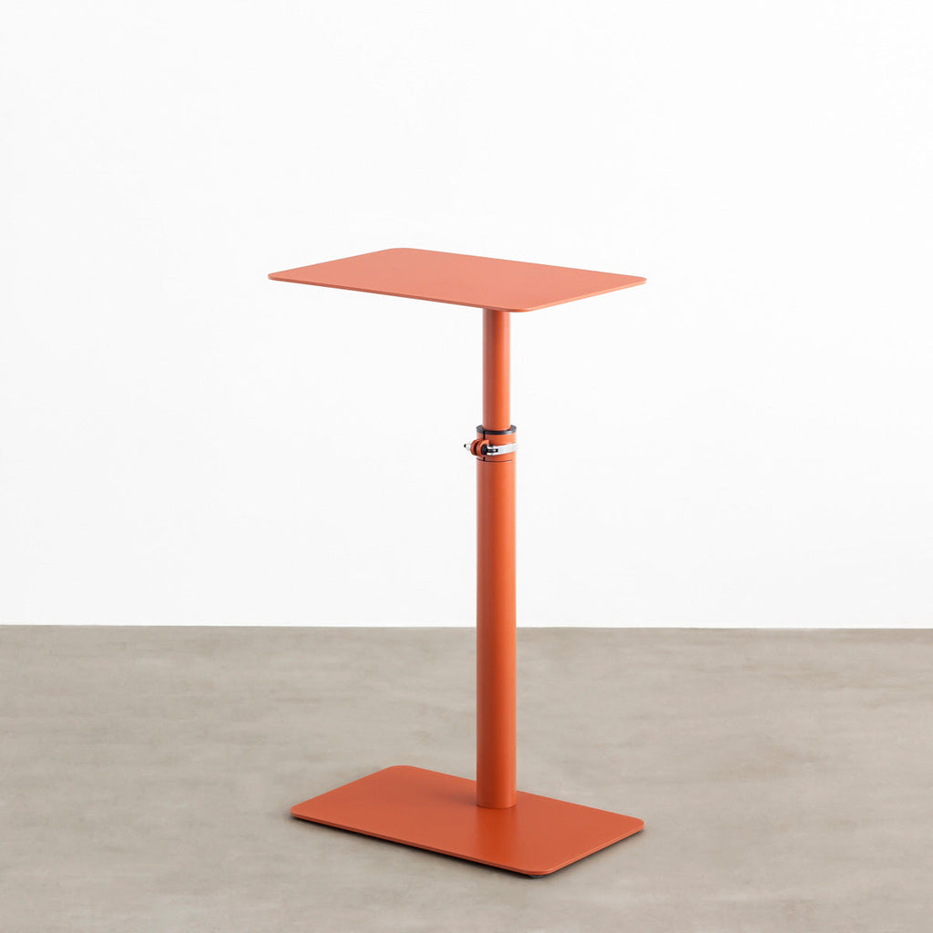 自由に高さを変えられる、シンプルでミニマルなテラコッタ昇降サイドテーブル(上昇時)