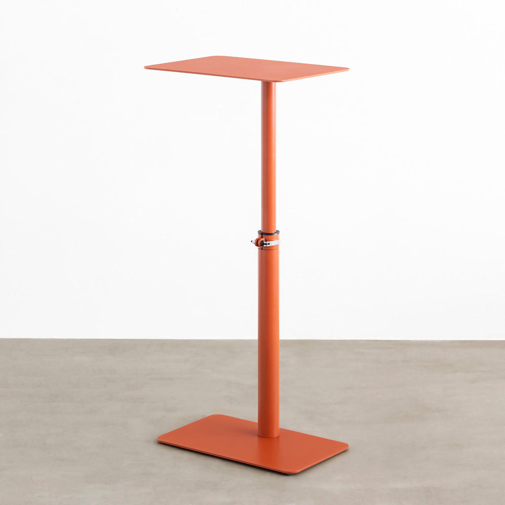 自由に高さを変えられる、シンプルでミニマルなテラコッタ昇降サイドテーブル(最大上昇時)