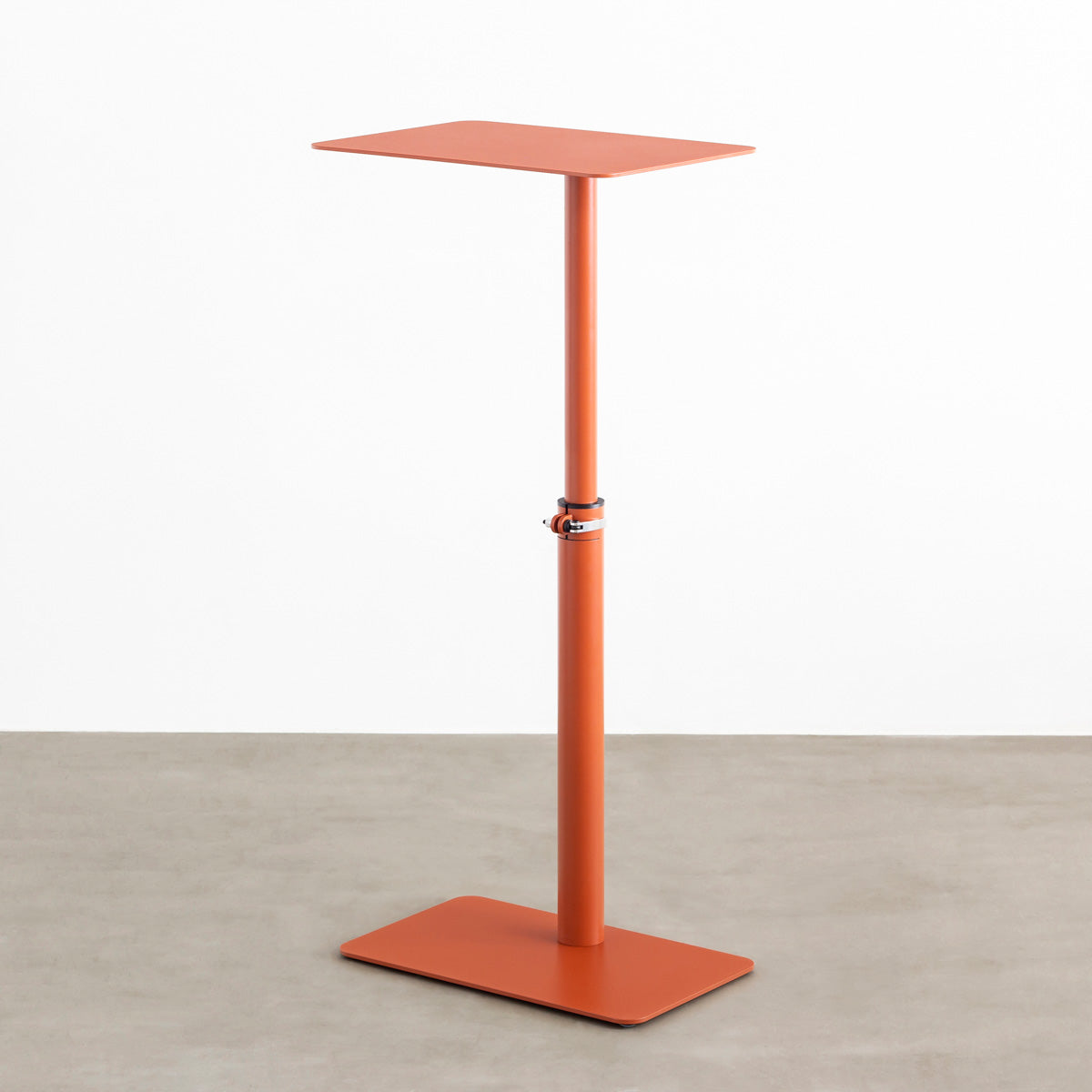 自由に高さを変えられる、シンプルでミニマルなテラコッタ昇降サイドテーブル(最大上昇時)