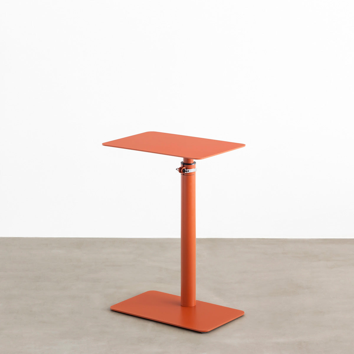 自由に高さを変えられる、シンプルでミニマルなテラコッタ昇降サイドテーブル