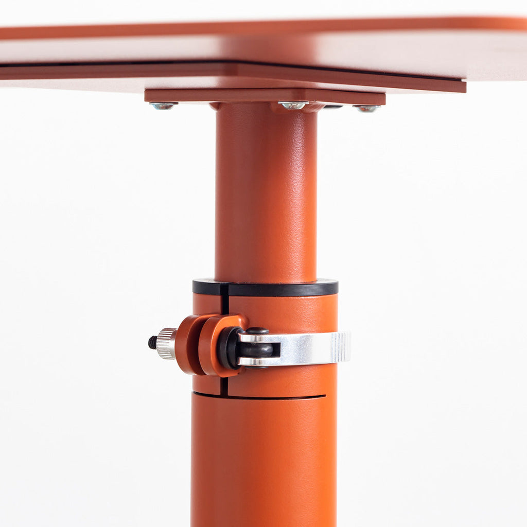 自由に高さを変えられる、シンプルでミニマルなテラコッタ昇降サイドテーブル（脚）