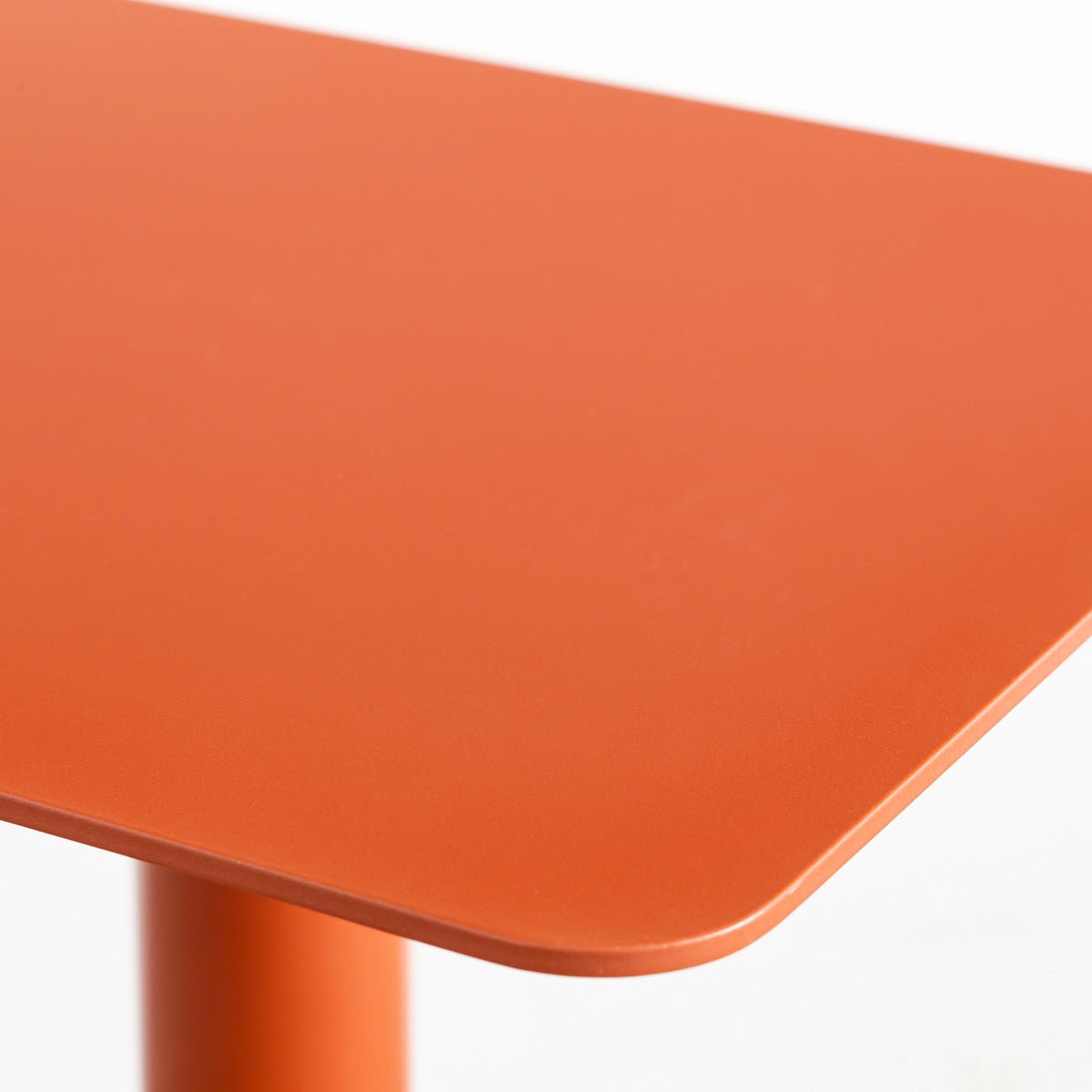 自由に高さを変えられる、シンプルでミニマルなテラコッタ昇降サイドテーブル（天板拡大）