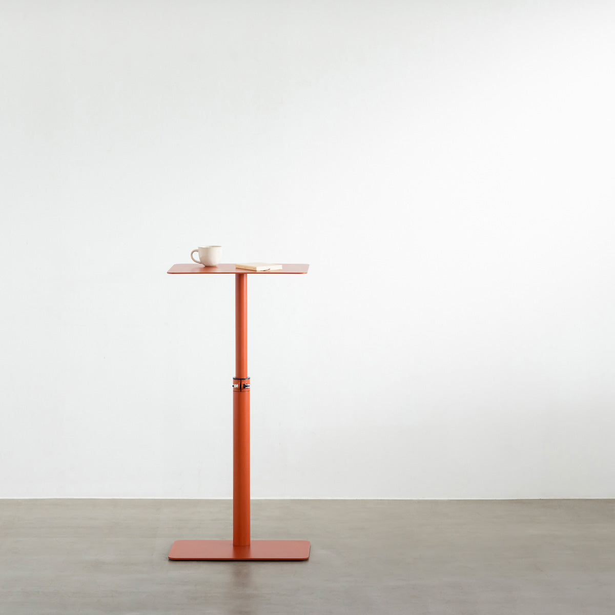 自由に高さを変えられる、シンプルでミニマルなテラコッタ昇降サイドテーブルの使用例1