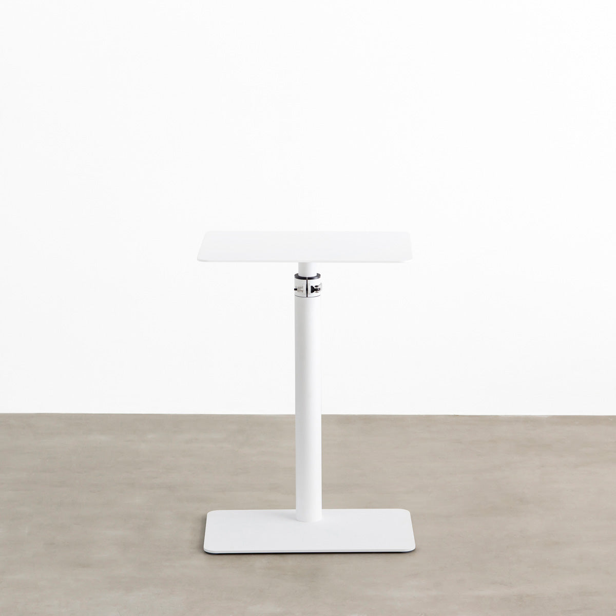 自由に高さを変えられる、シンプルでミニマルなホワイト昇降サイドテーブル（正面）