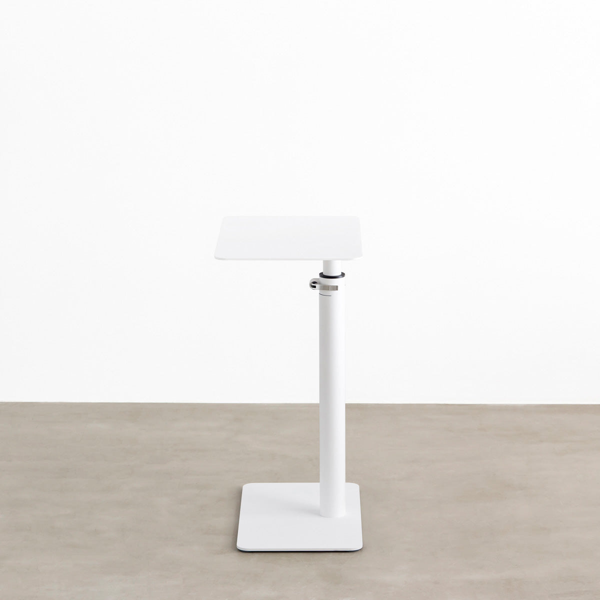 自由に高さを変えられる、シンプルでミニマルなホワイト昇降サイドテーブル（側面）