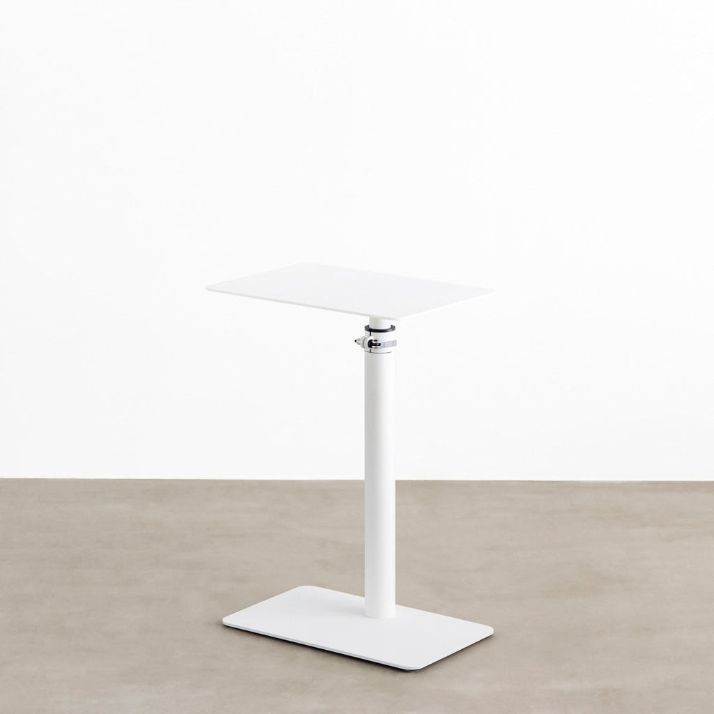 自由に高さを変えられる、シンプルでミニマルなホワイト昇降サイドテーブル