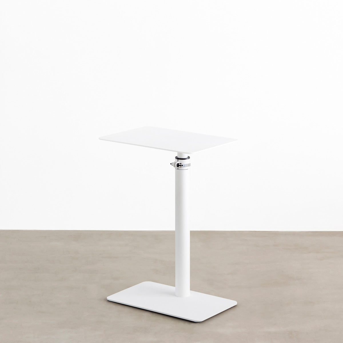 自由に高さを変えられる、シンプルでミニマルなホワイト昇降サイドテーブル