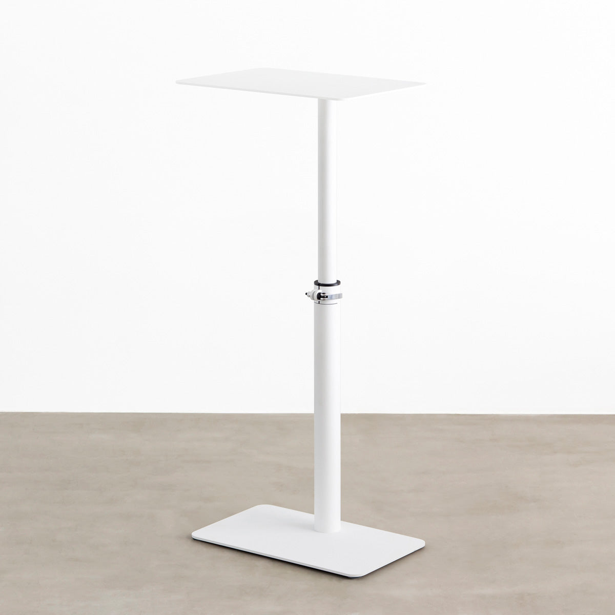 自由に高さを変えられる、シンプルでミニマルなホワイト昇降サイドテーブル（最大上昇時）