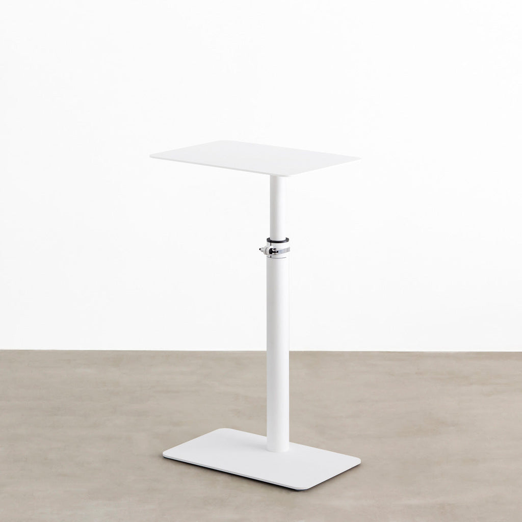 自由に高さを変えられる、シンプルでミニマルなホワイト昇降サイドテーブル（上昇時）