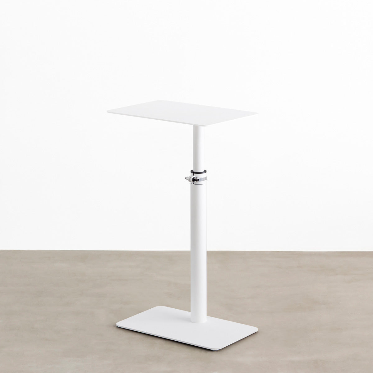 自由に高さを変えられる、シンプルでミニマルなホワイト昇降サイドテーブル（上昇時）