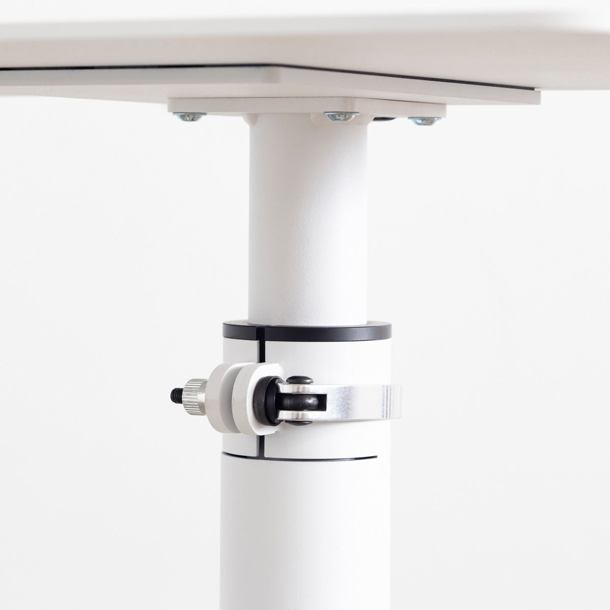 自由に高さを変えられる、シンプルでミニマルなホワイト昇降サイドテーブル（脚）