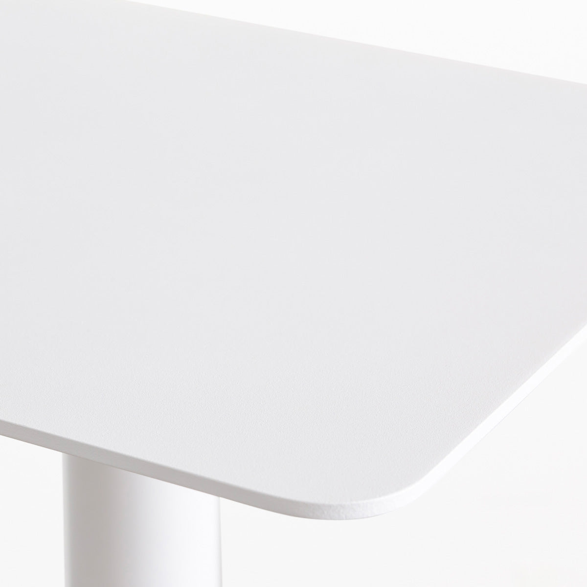 自由に高さを変えられる、シンプルでミニマルなホワイト昇降サイドテーブル（天板拡大）