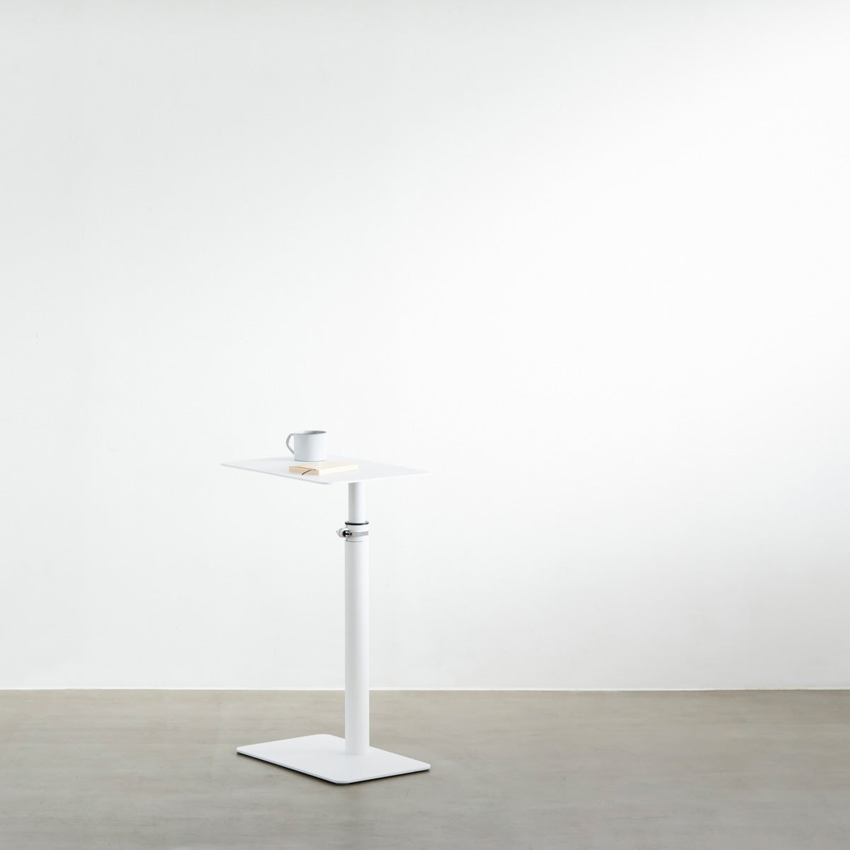 自由に高さを変えられる、シンプルでミニマルなホワイト昇降サイドテーブルの使用例1