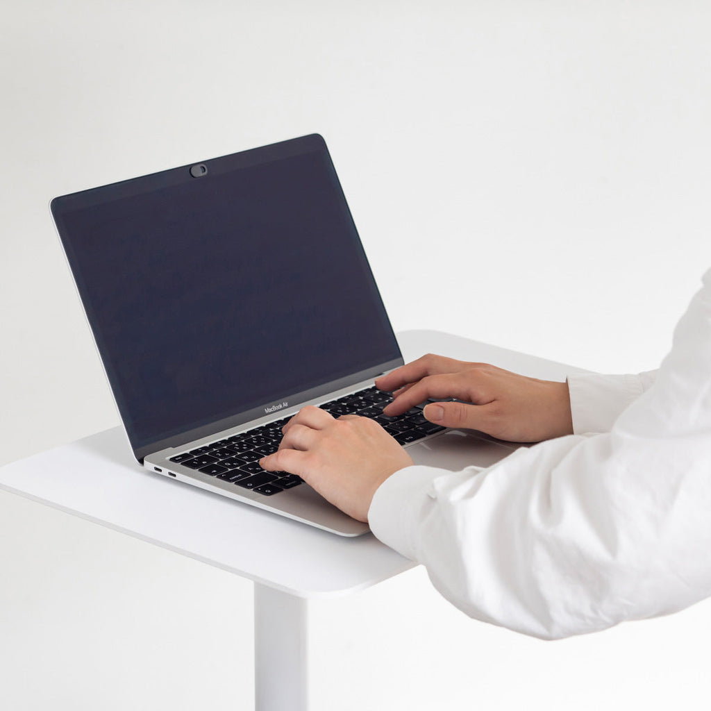 自由に高さを変えられる、シンプルでミニマルなホワイト昇降サイドテーブルの使用例3