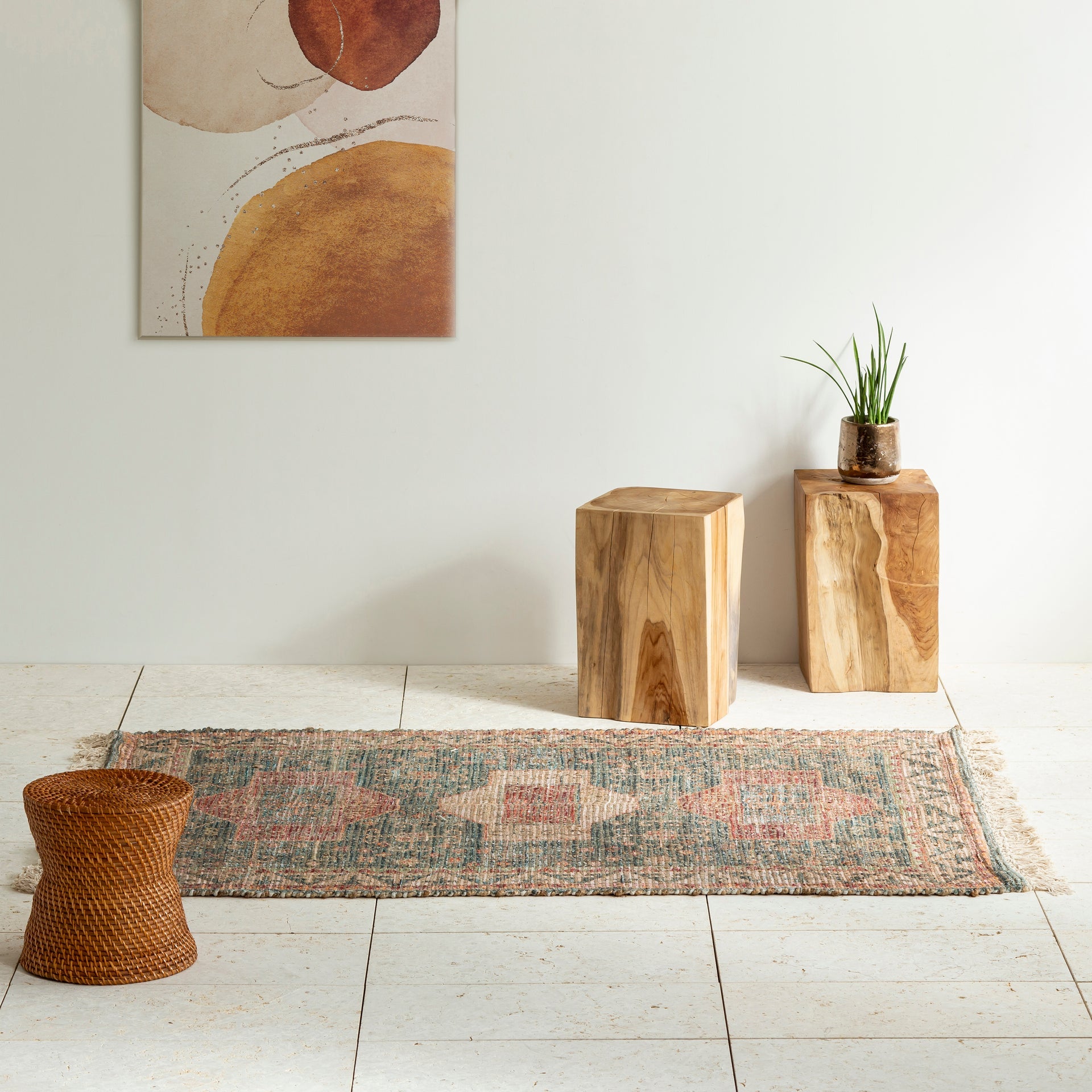 古典的なペルシャのデザインを体現している、ヴィンテージ感のあるラグの使用例1