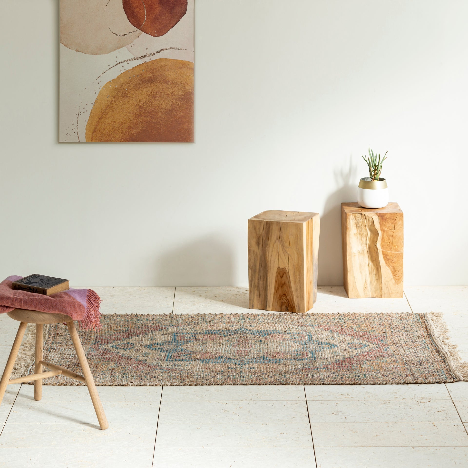 手織りのやわらかい風合いが素朴で印象的なラグの使用例1