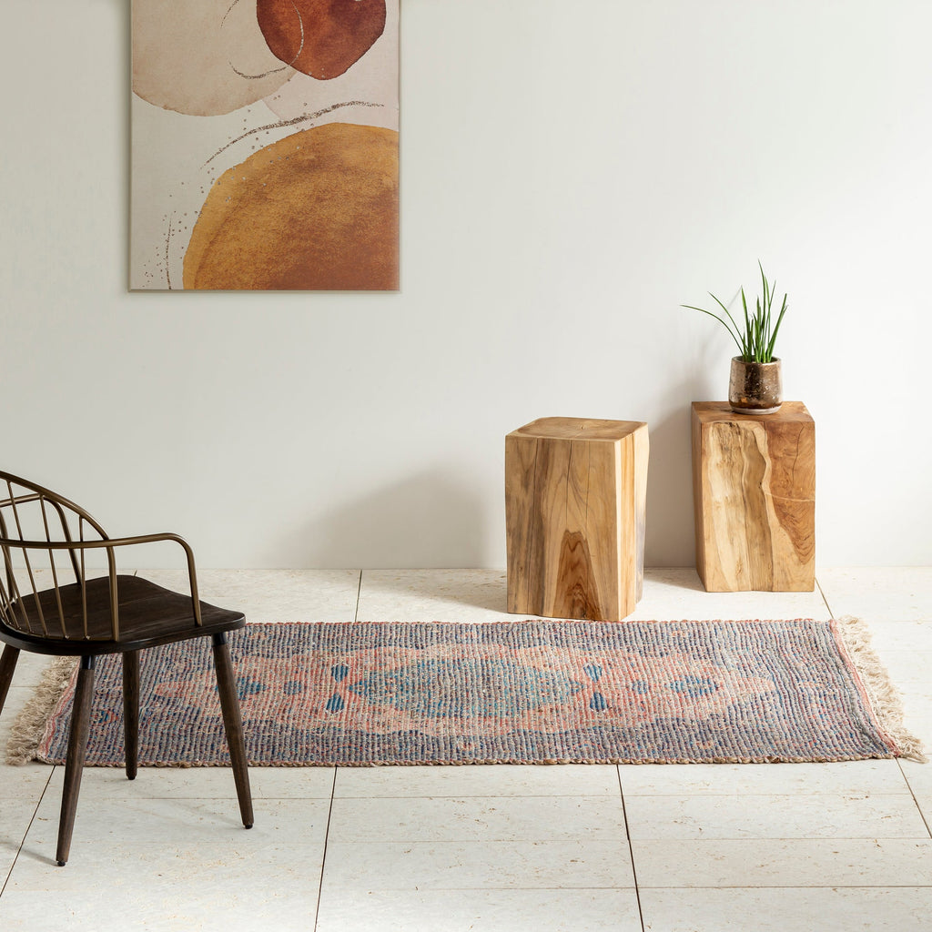 落ち着いたオレンジとブルーのきめ細やかな模様が美しいラグの使用例1