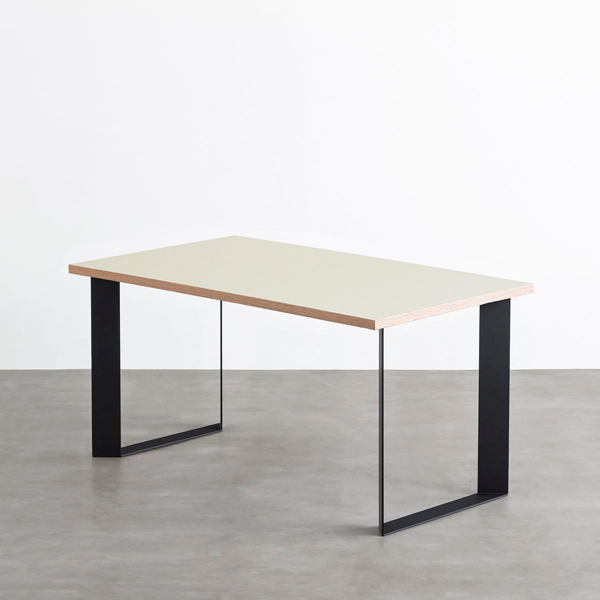 KanademonoのリノリウムMushroom天板にブラックのスラッシュスクエア鉄脚を合わせたテーブル