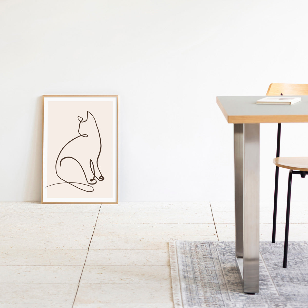 KANADEMONOの猫のおすわりをモチーフにしたモダンなドローイングアートA１＋ゴールドフレーム（ダイニング使用例）