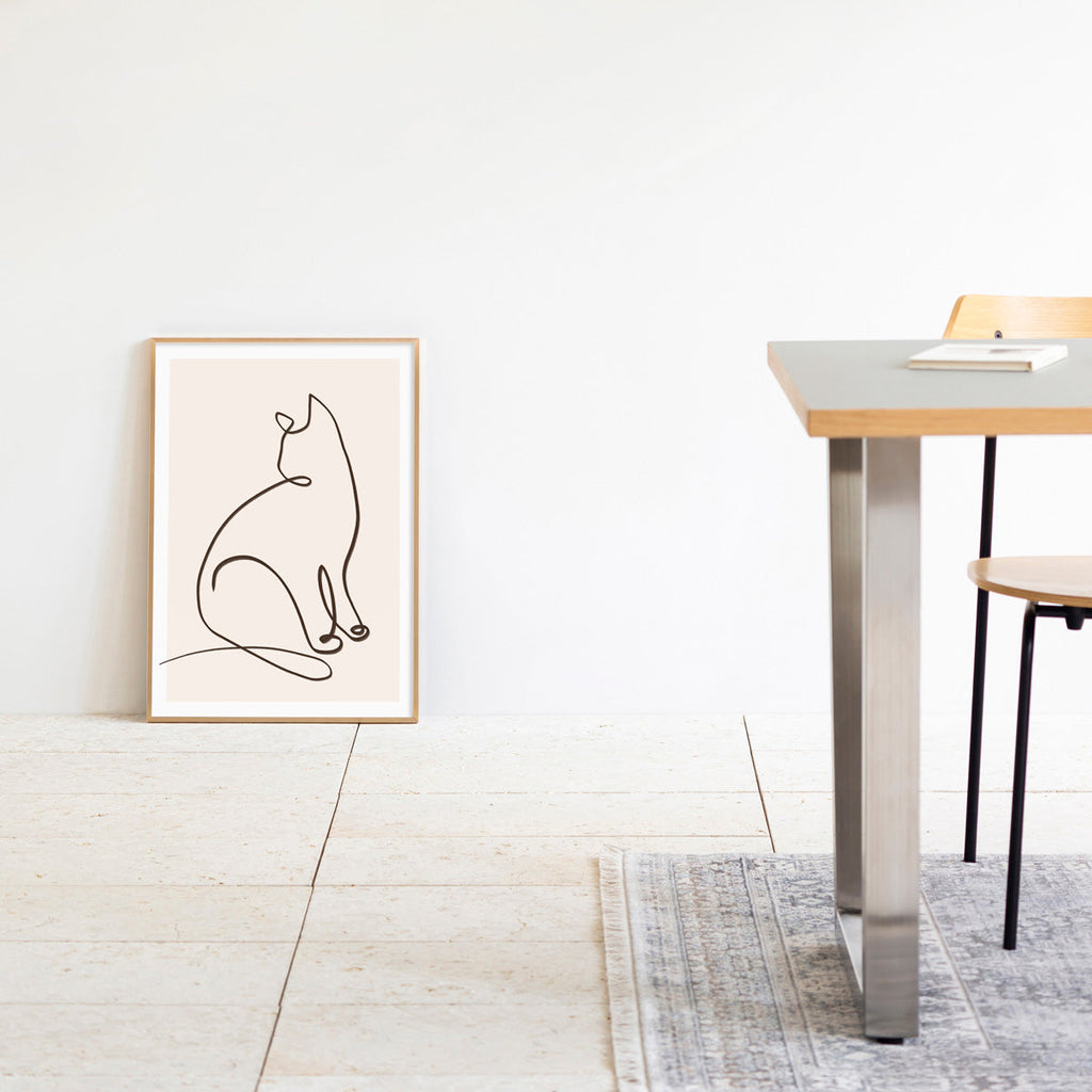 KANADEMONOの猫のおすわりをモチーフにしたモダンなドローイングアートA１＋ゴールドフレーム（ダイニング使用例）