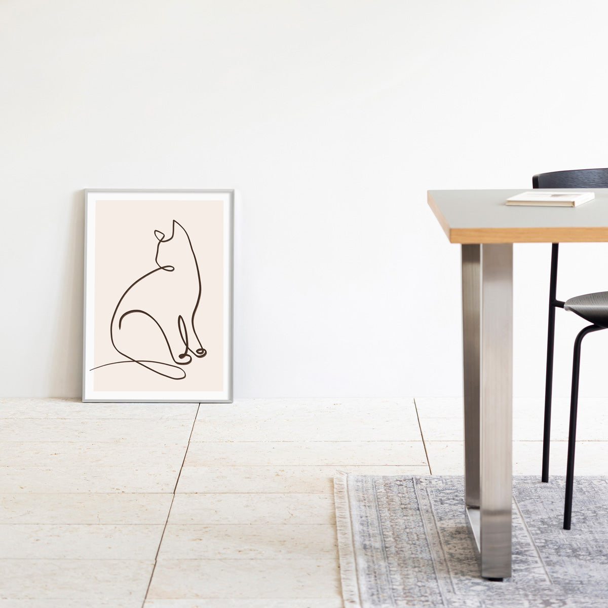 KANADEMONOの猫のおすわりをモチーフにしたモダンなドローイングアートA１＋シルバーフレーム（ダイニング使用例）