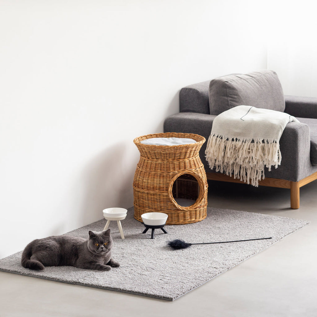 猫が食べやすいデザインと上質な素材感にこだわったセラミック製フードボウル＆スタンド／ベージュ・ブラック（猫入り使用イメージ３）