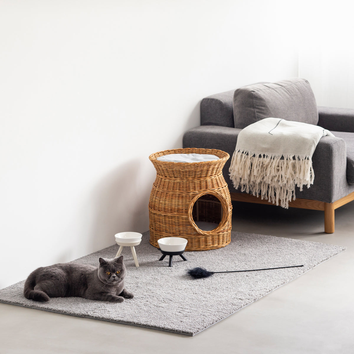 猫が食べやすいデザインと上質な素材感にこだわったセラミック製フードボウル＆スタンド／ベージュ・ブラック（猫入り使用イメージ３）