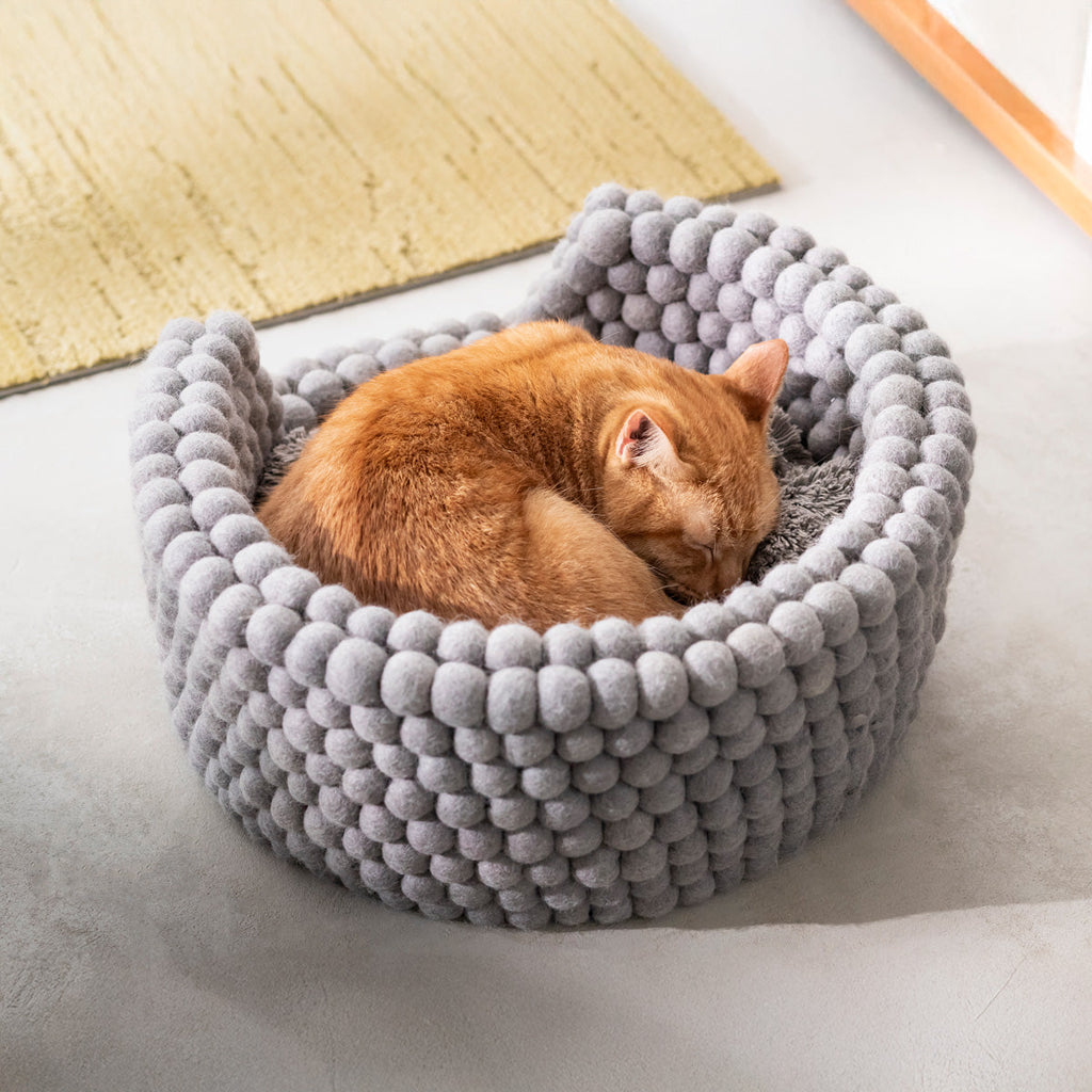 ハンドメイドで作られた温かみのあるウール素材のペットベッド（猫入りイメージカット１）