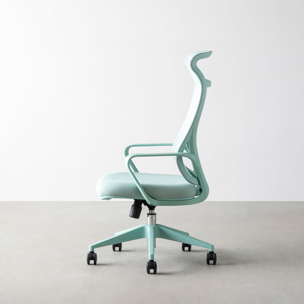 リクライニングできるグリーンのデスクチェア