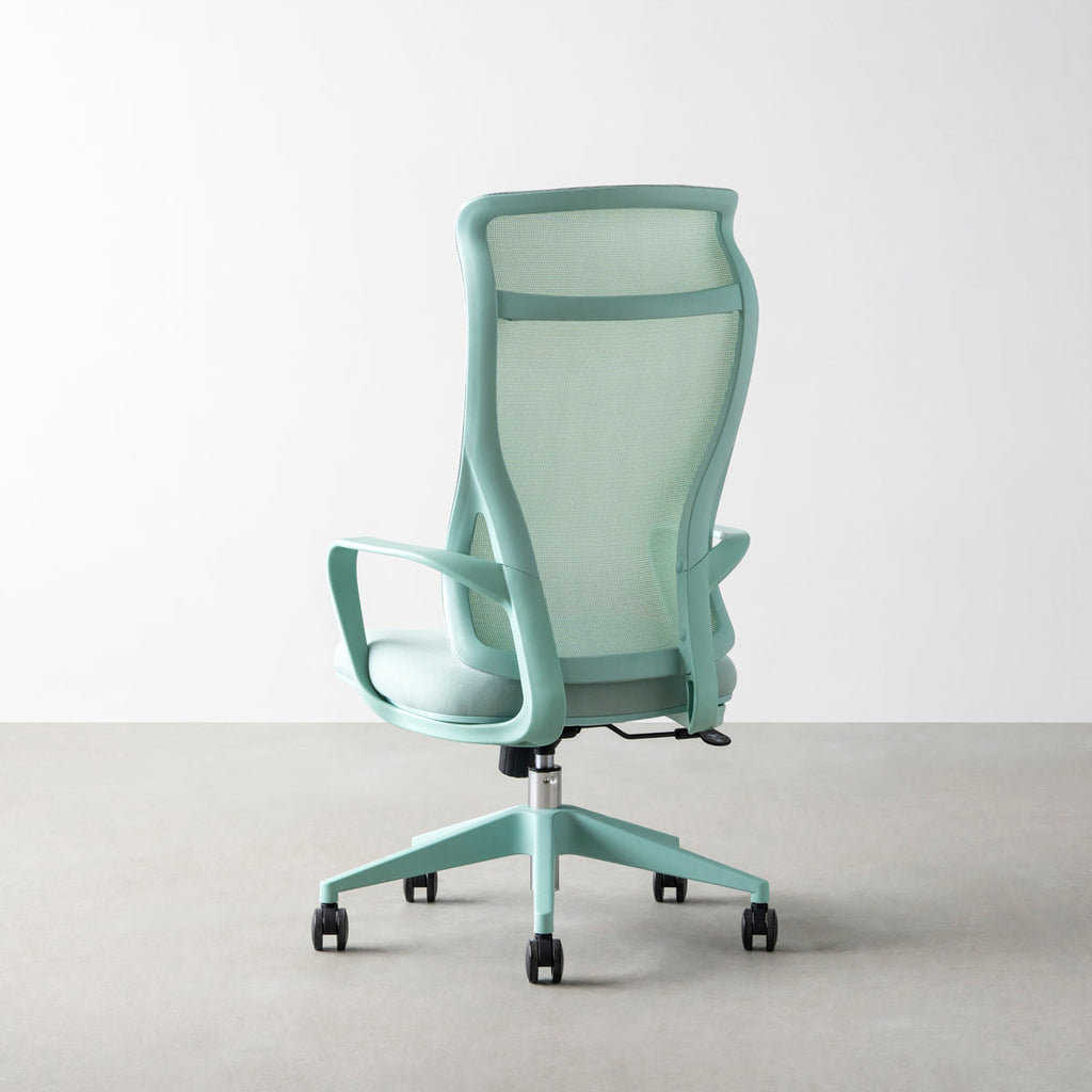 リクライニングできるグリーンのデスクチェア