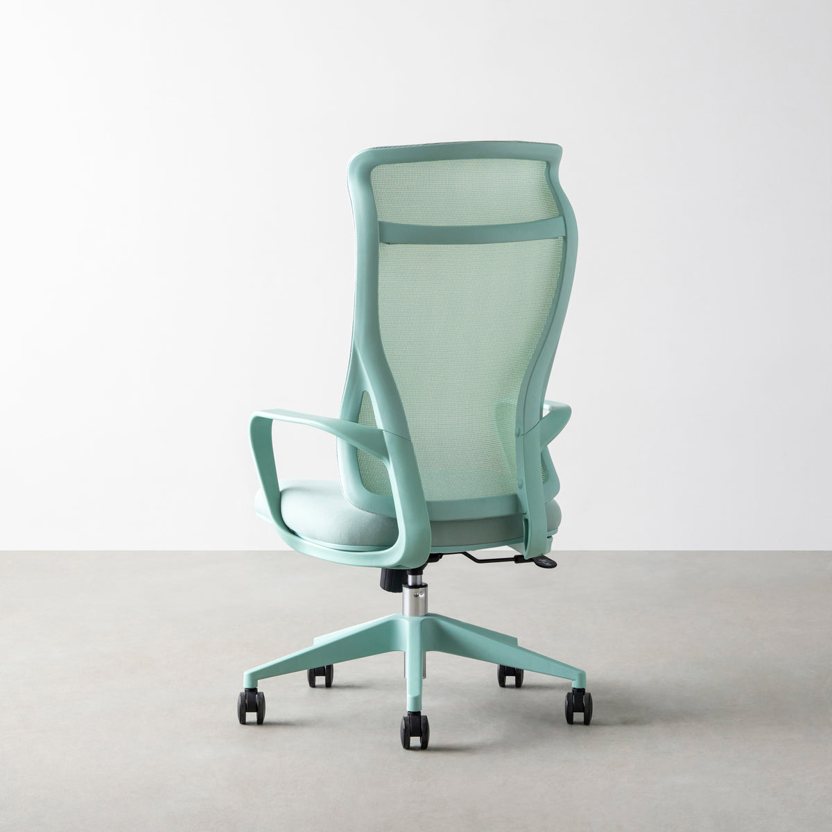 リクライニングできるグリーンのデスクチェア