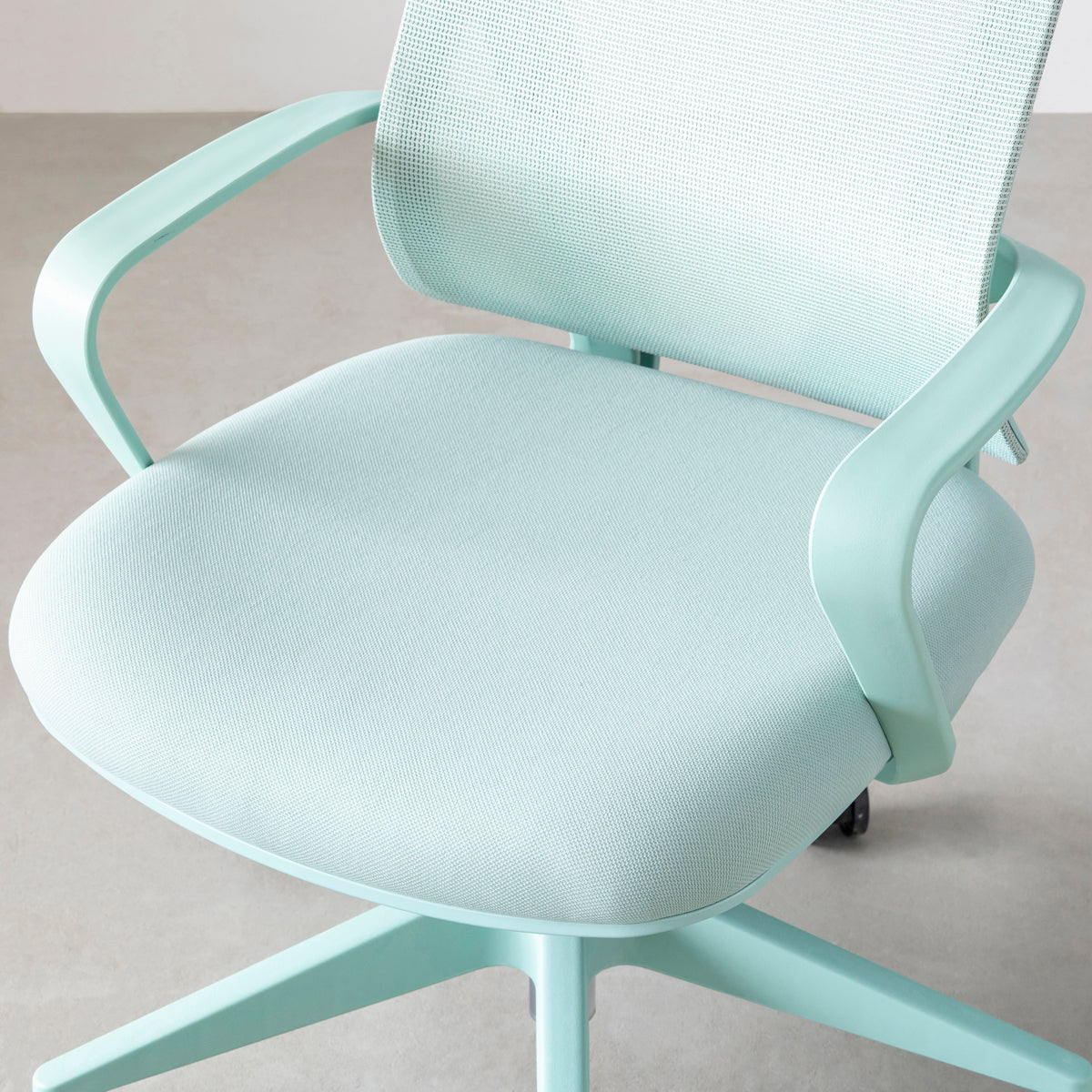 リクライニングできるグリーンのデスクチェア